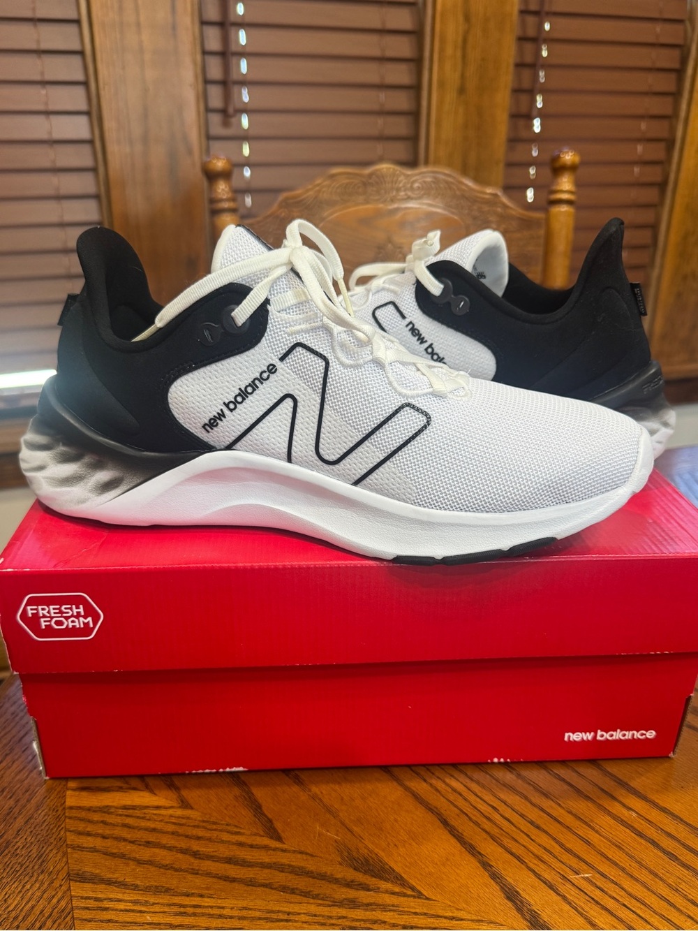 Men’s New balance tennis shoes size 11 - NEW